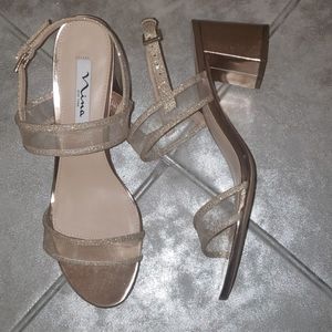 NWOB NINA GOLD HEELS, SZ 9.5